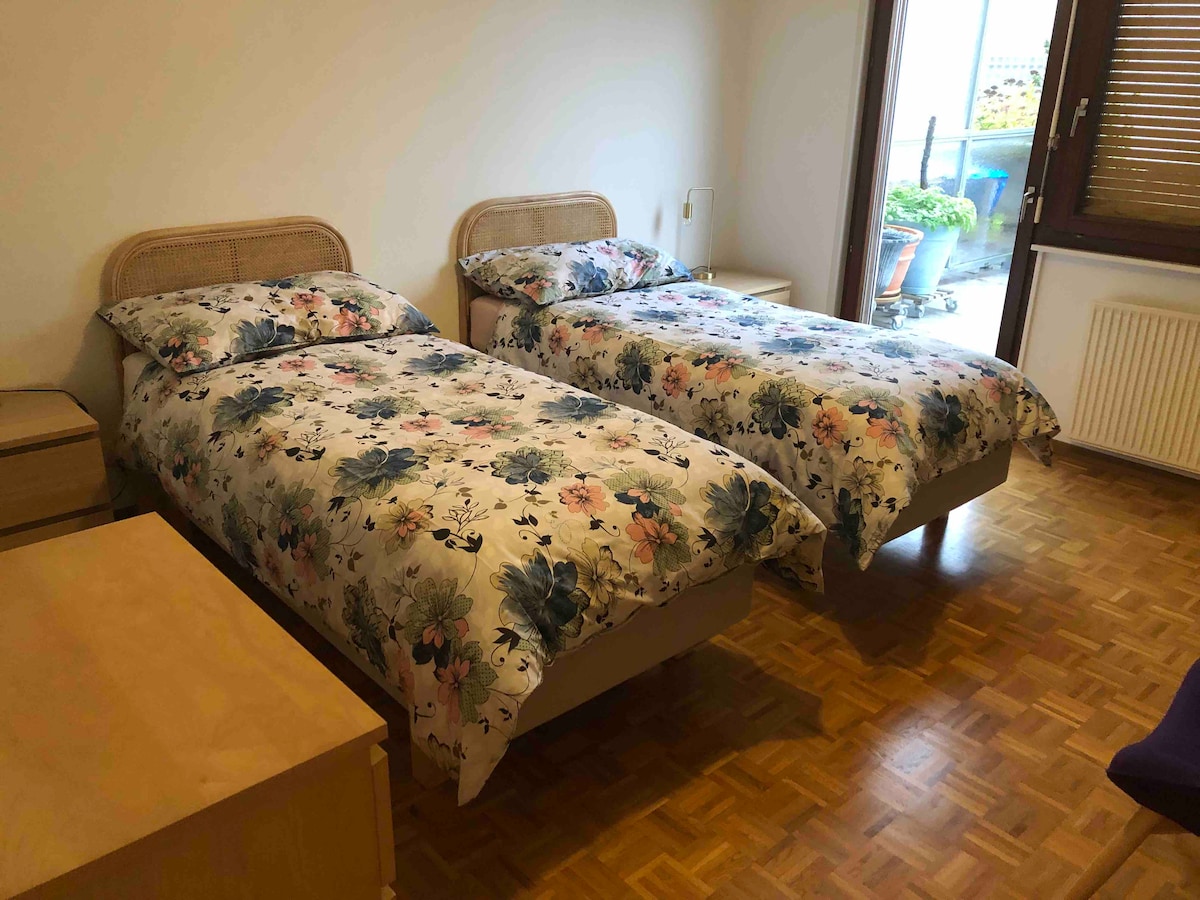 ห้องนอนขนาด 180x200 ซม. หรือมี 2 เตียงขนาด 90x200 ซม.