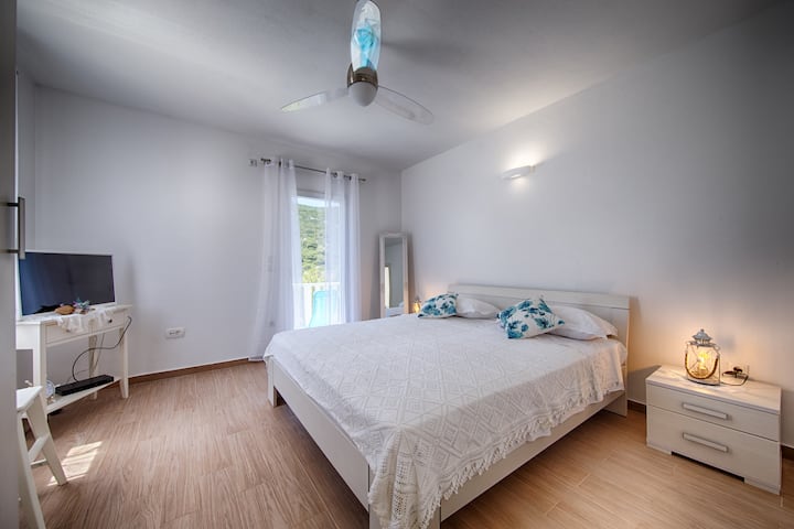 There is a king size bed in room with the view.  We carefully seleted the mattress in order to provide you a perfect vacation.