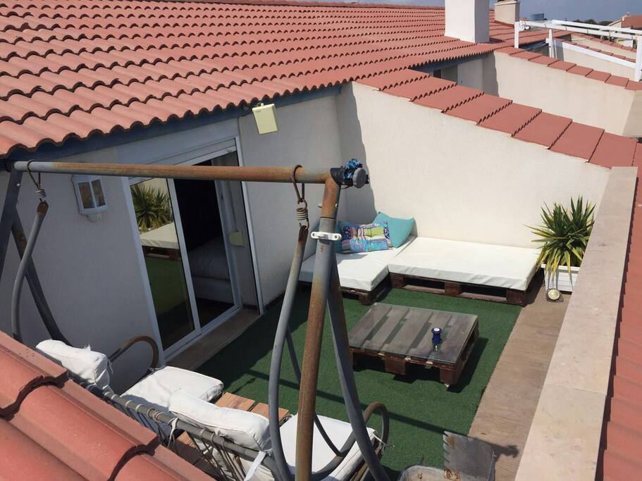 terraza planta superior con columpio y barbacoa