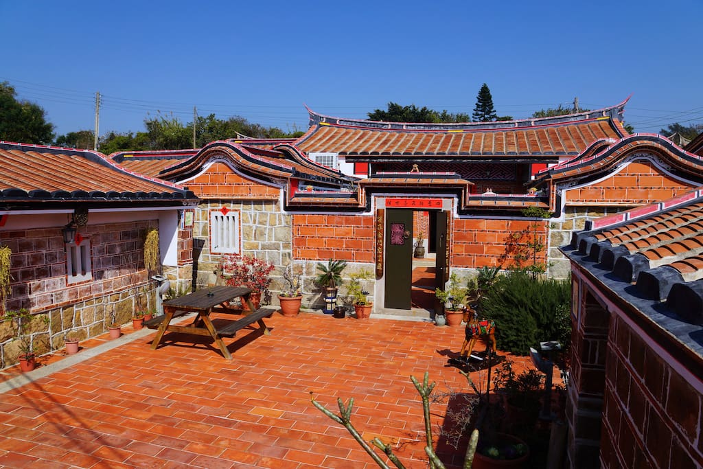 Main entrance. 羽居前埕入口