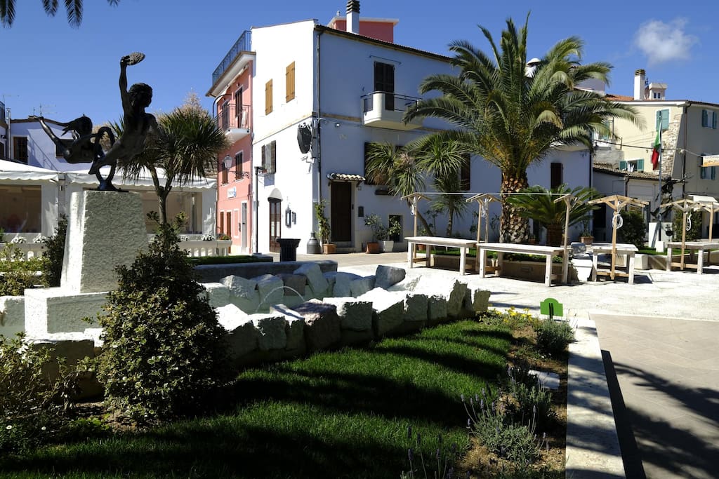 Vista del Relais dalla piazza di Sirolo