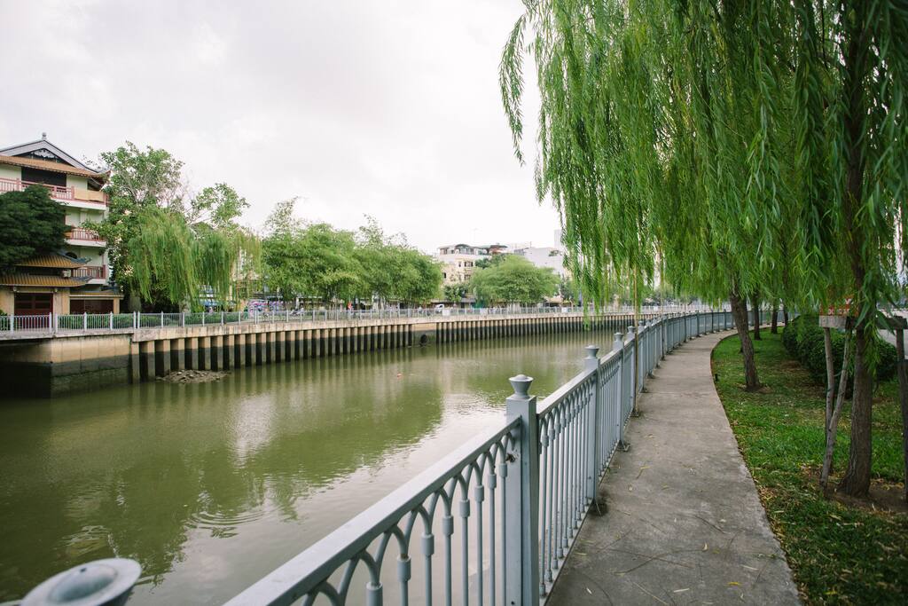 Just a few minutes walking to the tourist attractions