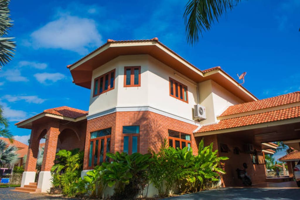 兰纳风格的别墅前景。Single family villas