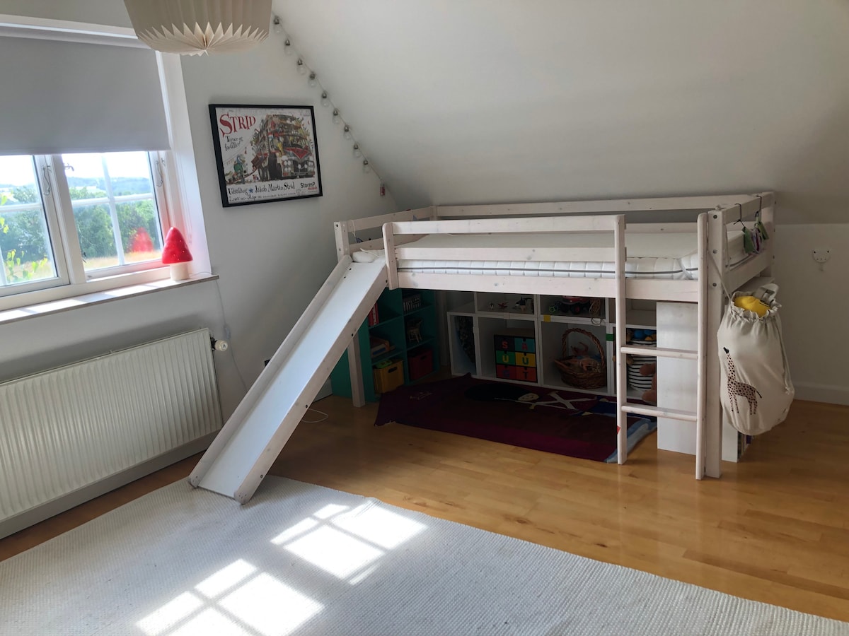 Dječja soba s pogledom na šumu (krevet je 90 * 200 cm). 