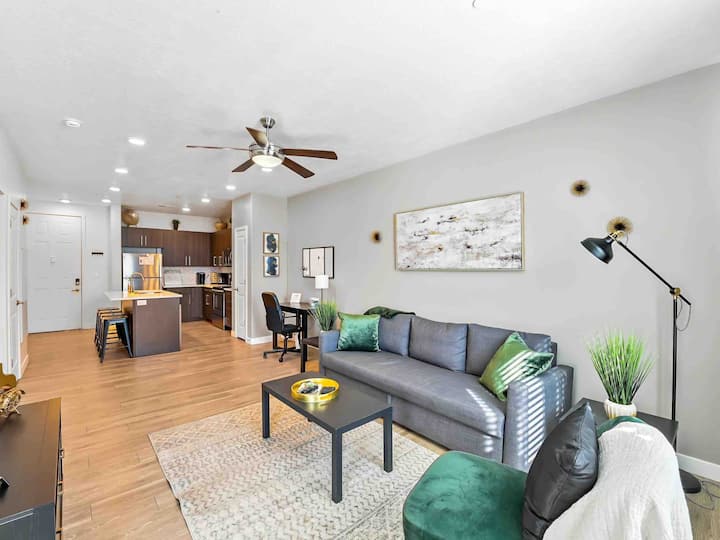 Beautiful Apartment Hot Tub/Pool/Gym/Pet Friendly Serviced apartments