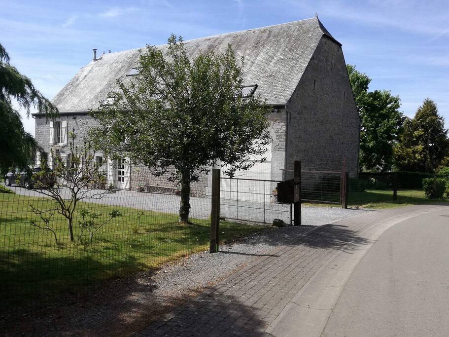 lorsque vous arrivez en tournant à gauche devant l'église