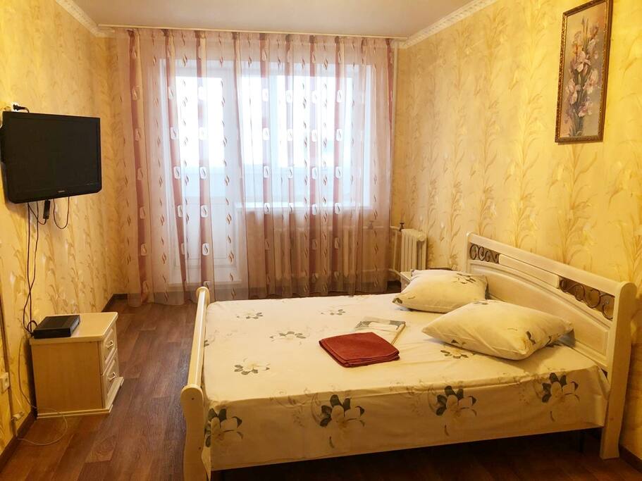 Большой Зал с двух спальной кроватью