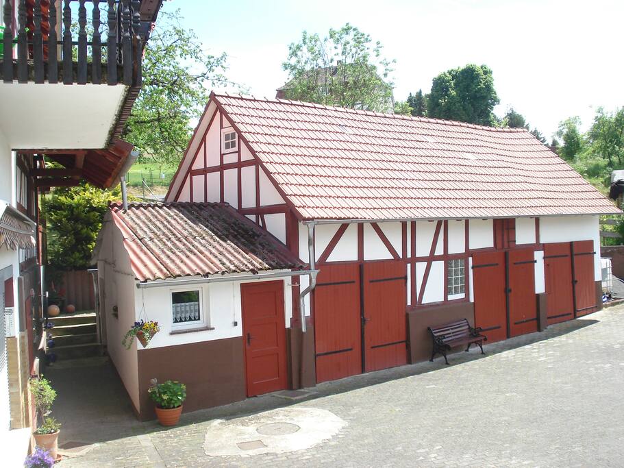 Nebengebäude/Garagen/Hof