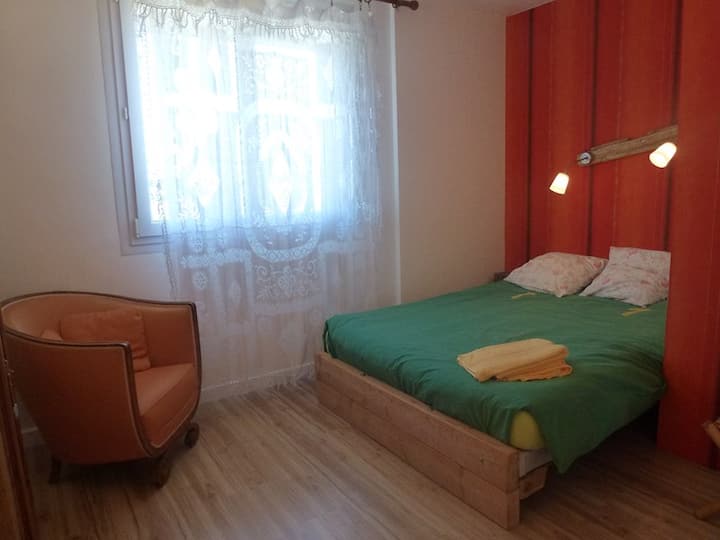 dormitorio 2 : 1 cama doble en alcoba y 1 cama individual (+ cuna si es necesario), 1 armario