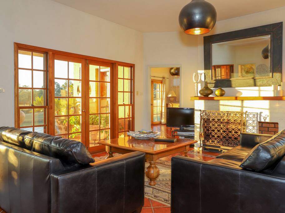 Hunter-Valley-Accommodation-Casa-Della-Vigna-Living-Room.jpg
