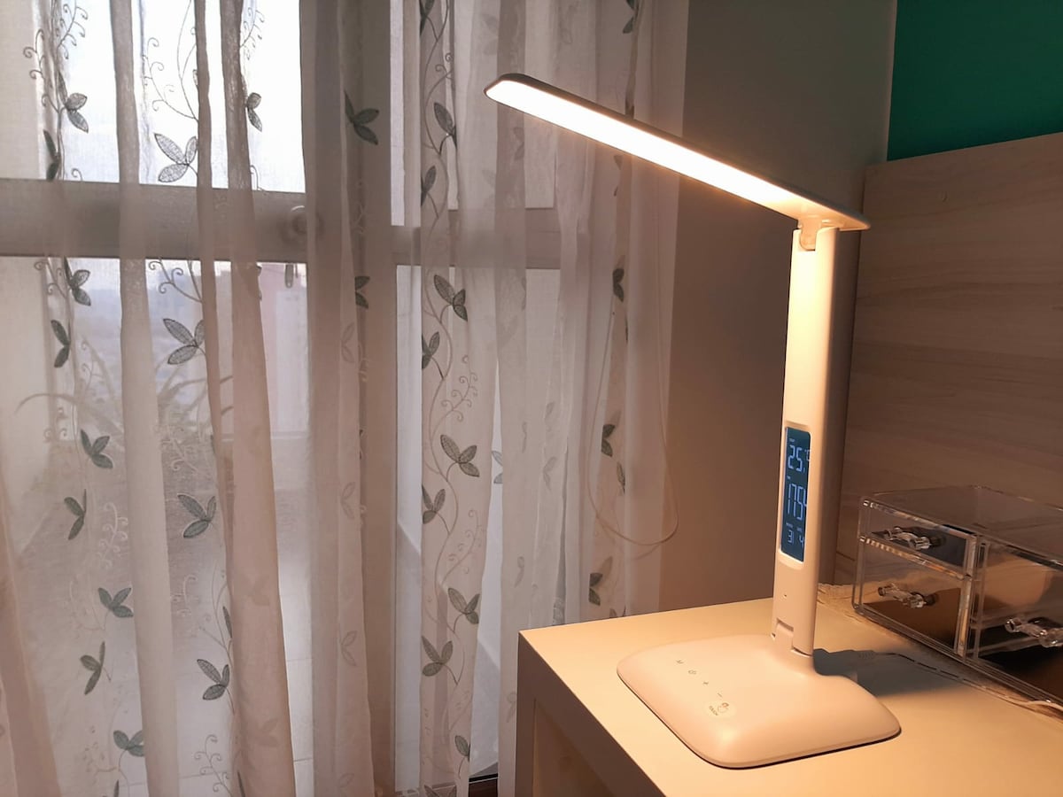 يحتوي مصباحنا، المكون الصحيح الذي يظهر لك في الوقت المحدد، ودرجة الحرارة، على إنذار وتغيير الضوء الساخن إلى بارد.