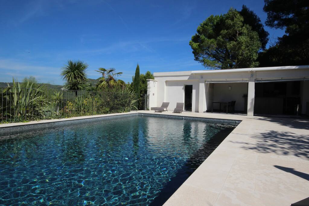 Piscine chauffée et sécurisée avec vue