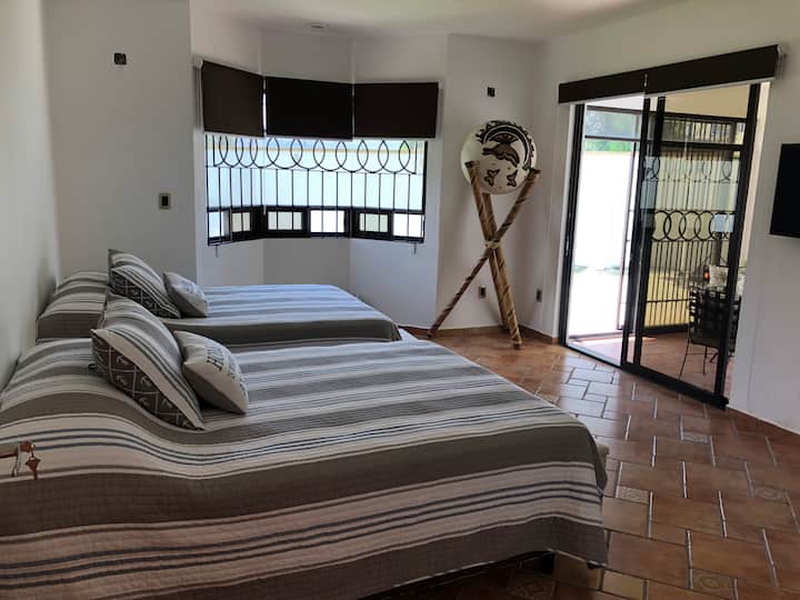 Საძინებელი პირველ სართულზე, ძალიან კომფორტული. Მას აქვს 2 ორადგილიანი საწოლი და საკუთარი ტერასა, რომელიც აკავშირებს უკანა ბაღს.