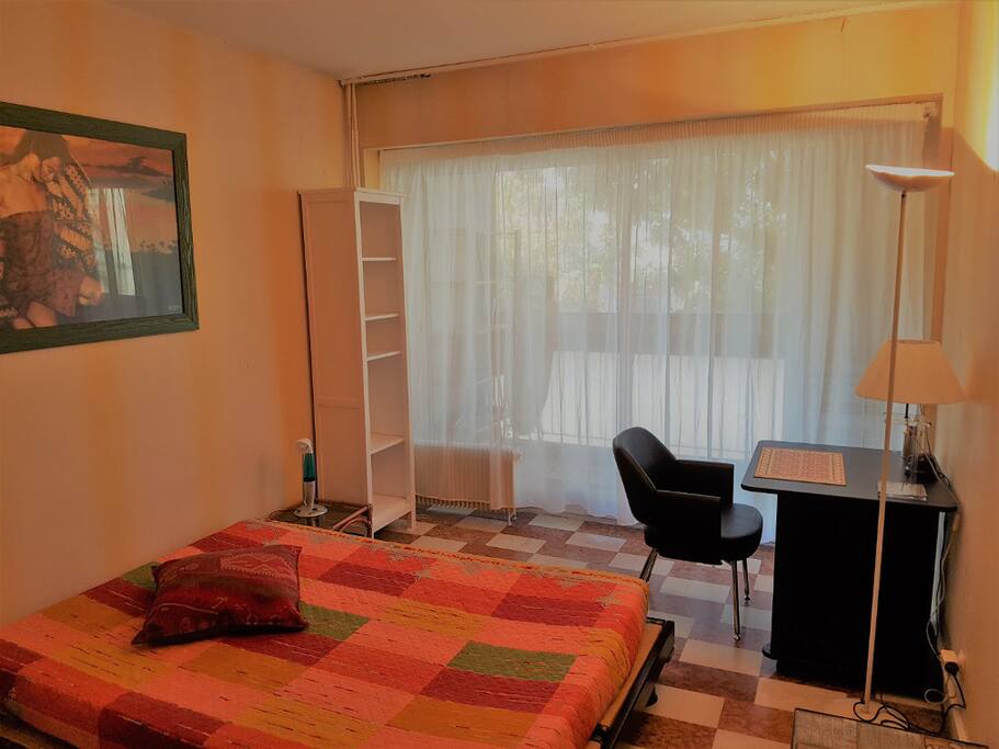 Chambre avec bureau
