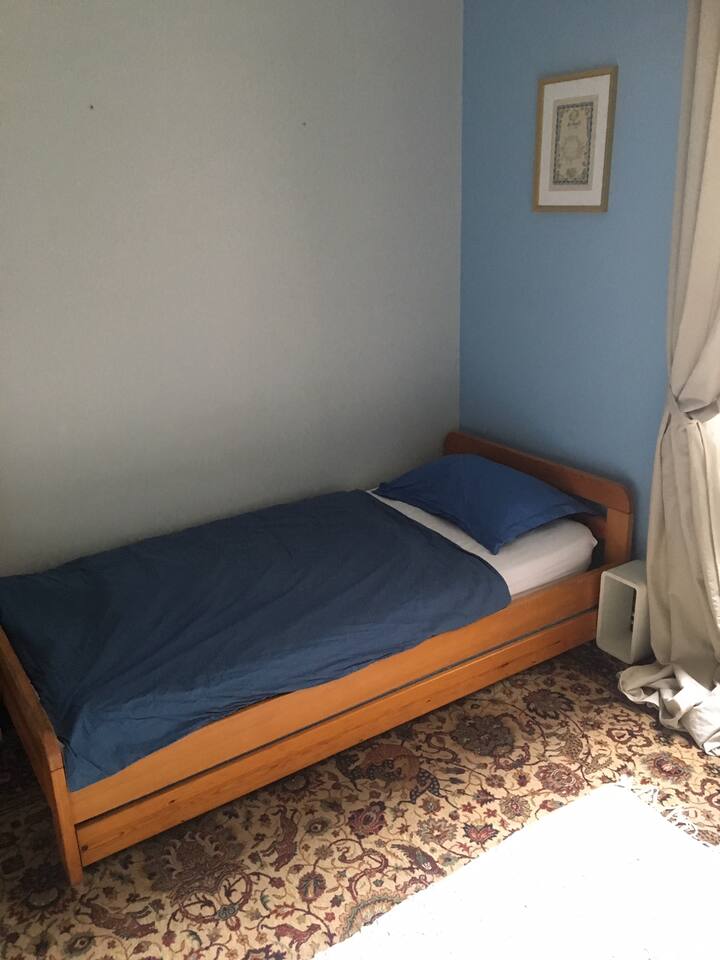 Drveni krevet na izvlačenje. Vrlo dobra potpora koju pruža kvalitetan madrac za miran san.