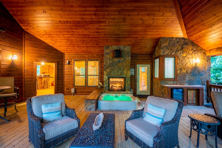 LUXURY HONEYMOON CABIN on the creek! Sunken Hot Tub w ...