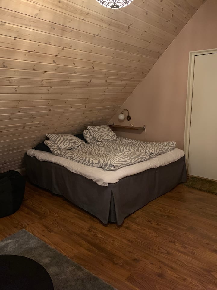 ... el área para dormir en la sala de estar.