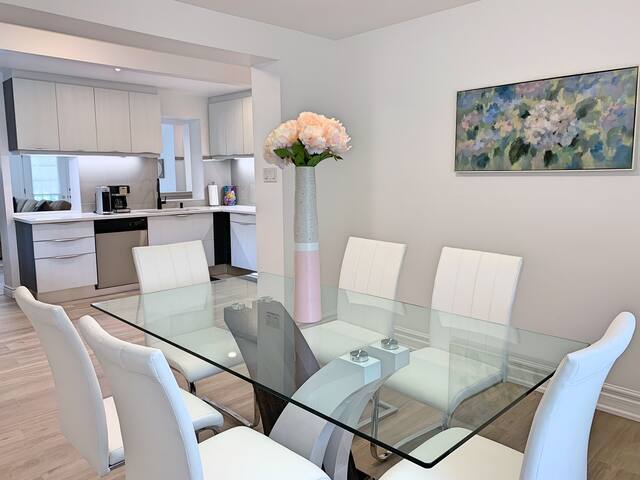 Beautiful Modern Home, Heart of Bayview Village gallery image 5