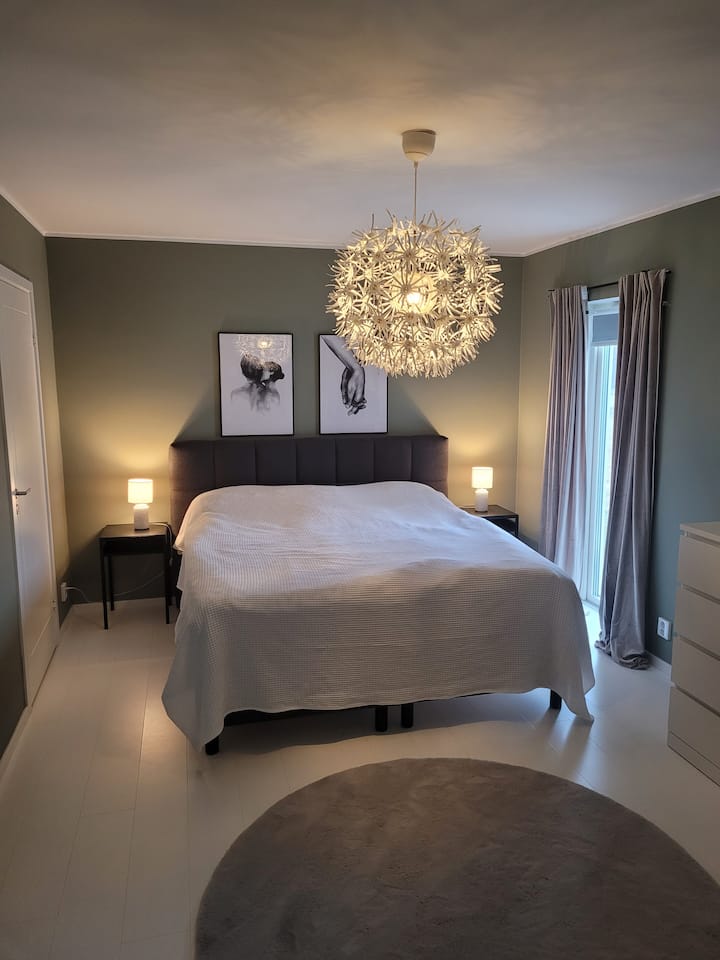 Dormitorio 1 en la planta baja con puerta al dormitorio número 2 a la izquierda. 
Puerta a la derecha hacia la terraza.