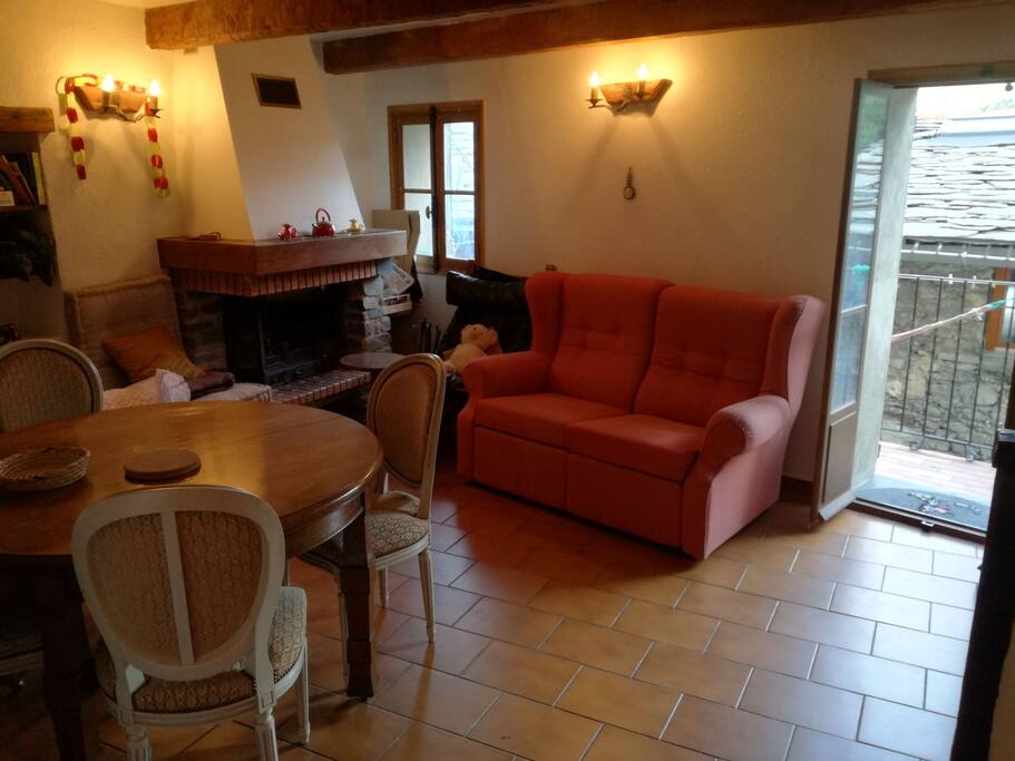 pièce de vie avec son balcon