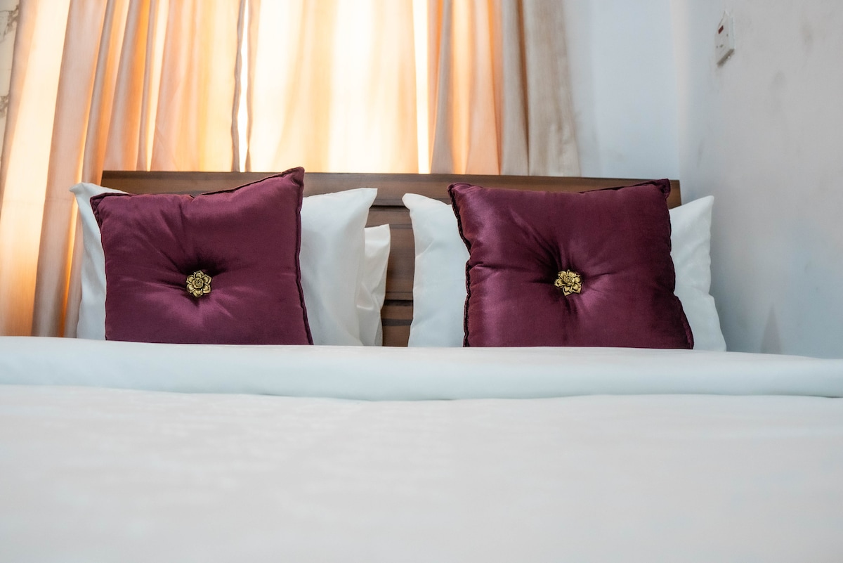 舒适的弹簧床和低过敏性床单