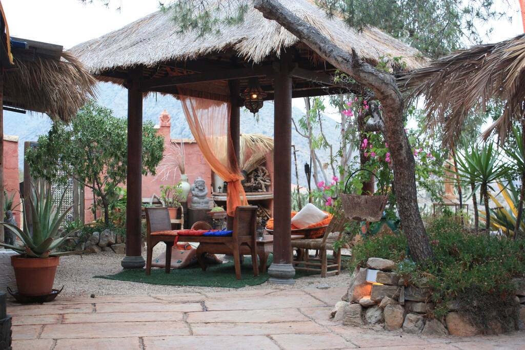 Gazebo balinés en el jardín, ideal para cenar y disfrutar de la quietud total