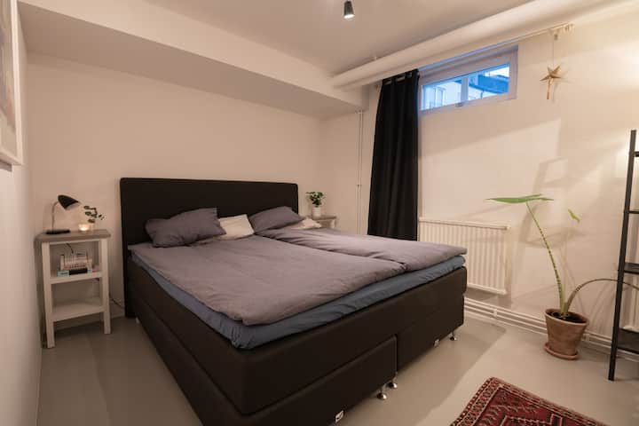 ห้องนอน 1 พร้อมเตียงคู่สไตล์คอนติเนนตัลชั้นล่าง