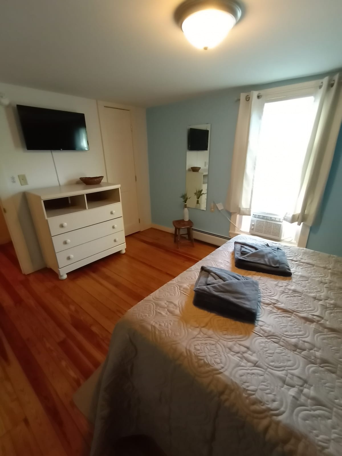 Chumba cha kulala cha kwanza na kitanda cha malkia AC na bafu kuu