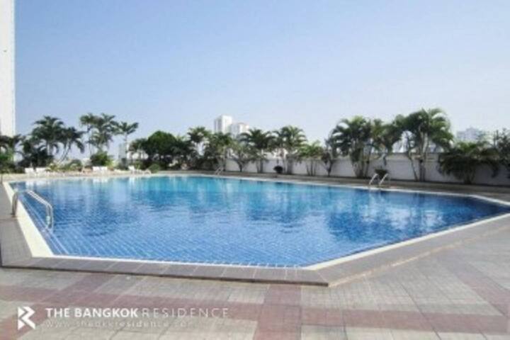 2 Br 4ppl Trendy Area, Pool, WiFi, BTS, Shopping gallery image 3