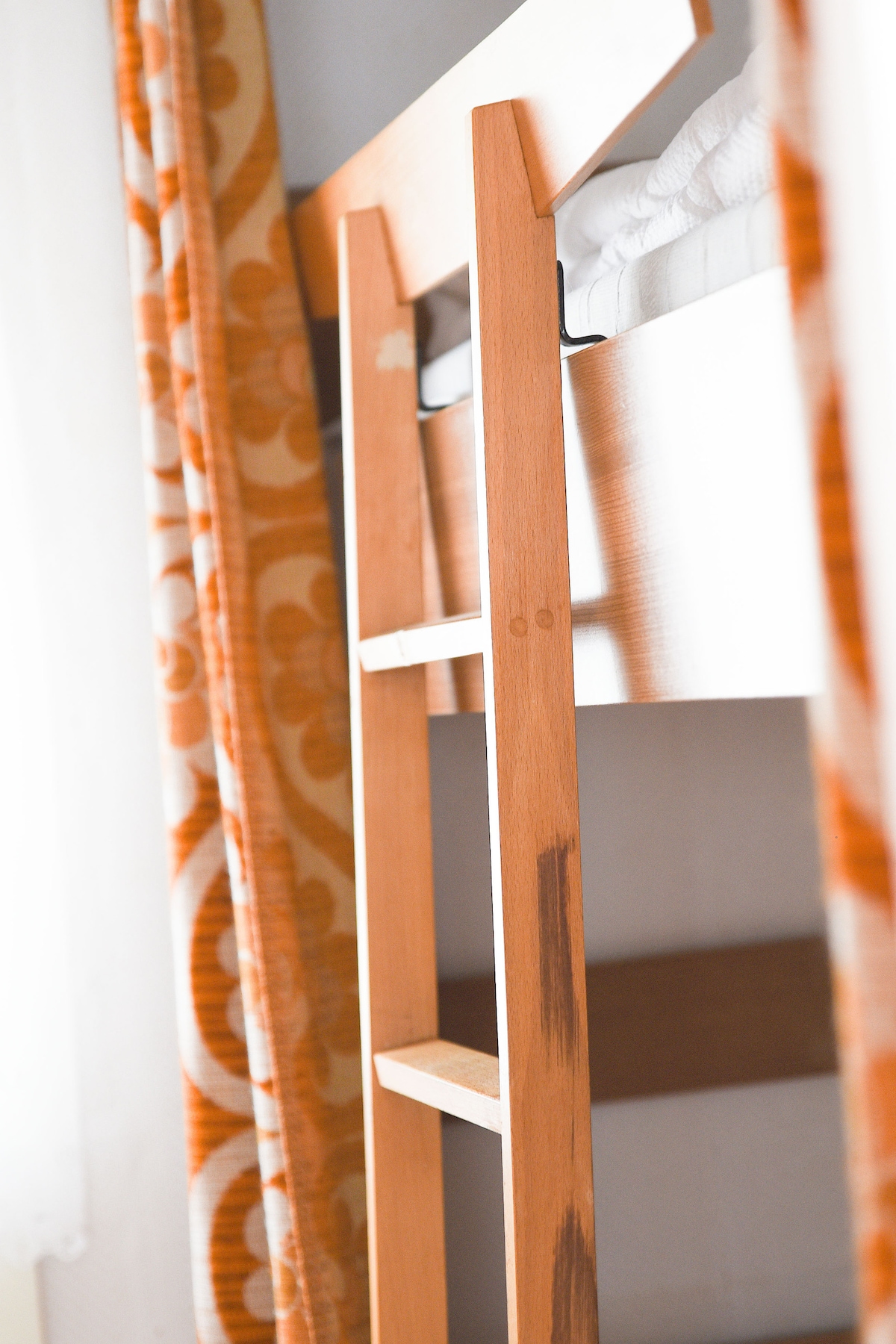 Pogled na krevet na kat