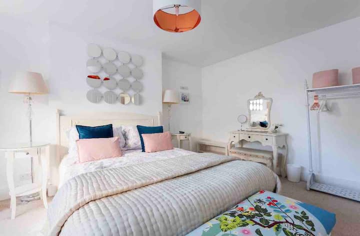 Master bedroom with kingsize super comfortable bed and 40 inch internet TV. Netflix in bed! 