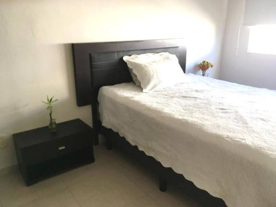 Habitación con iluminación natural. Ventilador de techo y aire acondicionado (uso con costo adicional)
