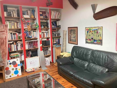 Popular Airbnb listing: Contemporary townhouse in the city center. in Narbonne