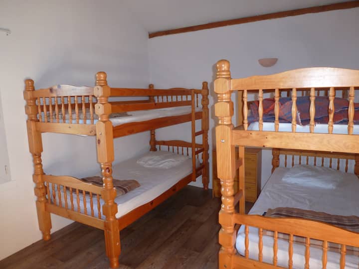 habitación 4 dormitorio 8 camas en literas