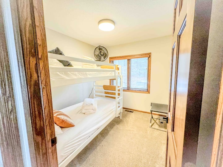 Pequeño dormitorio en la planta superior junto al dormitorio principal: 2 colchones individuales en esta litera. 