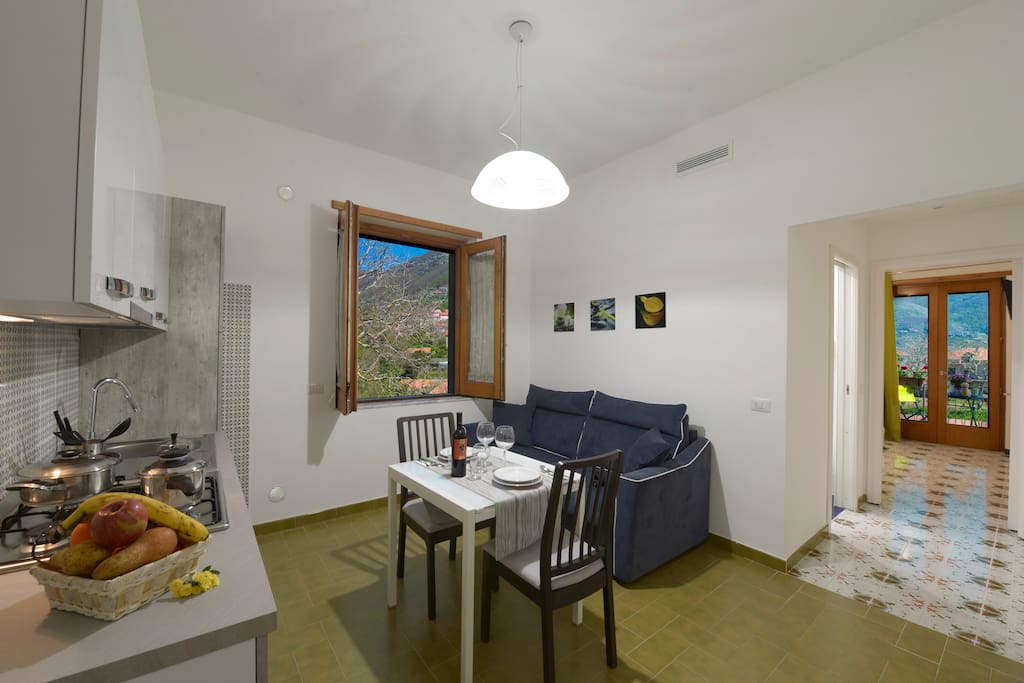 Cucina con divano letto/ Kitchen with sofa-bed
