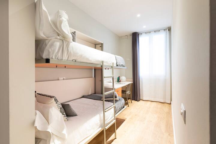 Spacious & Stylish Apartment in Central Barcelona gallery image 3