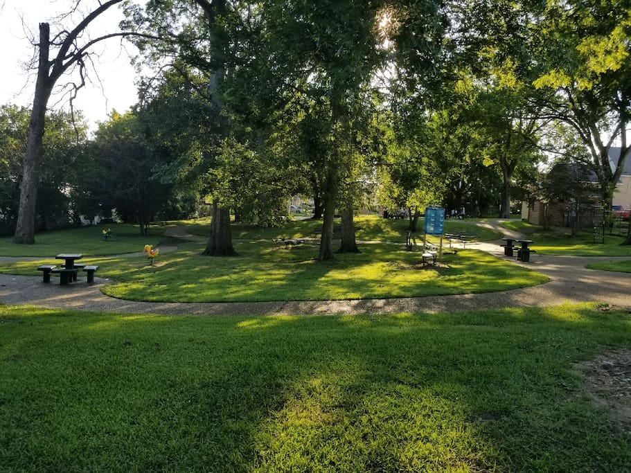 Beautiful recreational park across the street (pic #1)