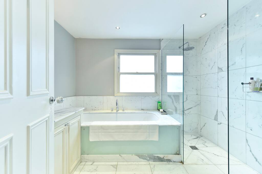 The exquisite bathroom is very large, with bathtub and shower cubicle, basin and WC.