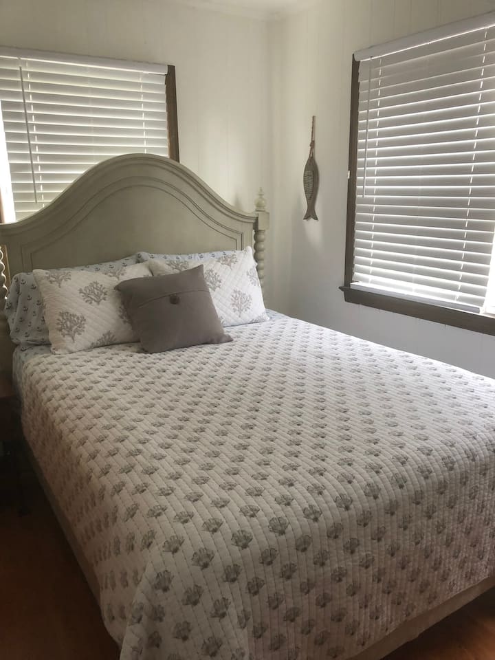 Master med queensize-dobbeltseng, der er klar til dit ophold! Et skab og en kommode med seks skuffer til tøj.