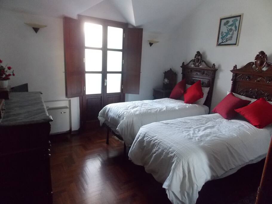 Two single beds,private bathroom Tv and free WiFi