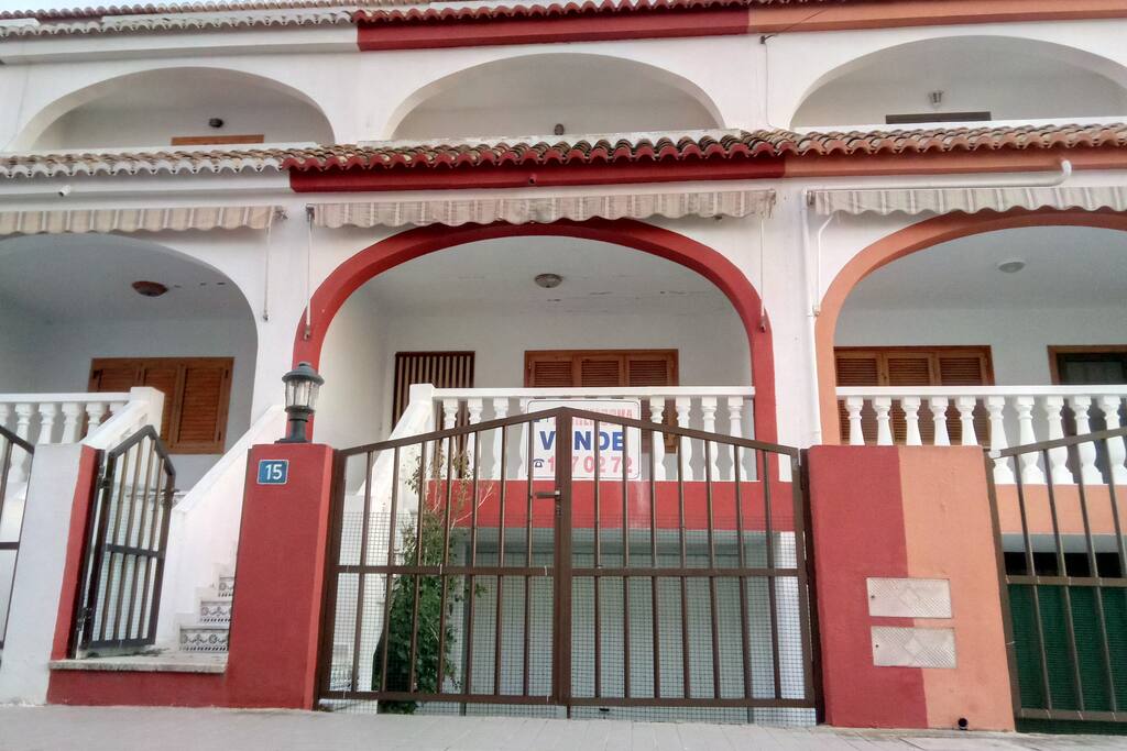 ENTRADA DE LA CASA FACIL ACCESO Y A SU IZQUIERDA LA PLAYA