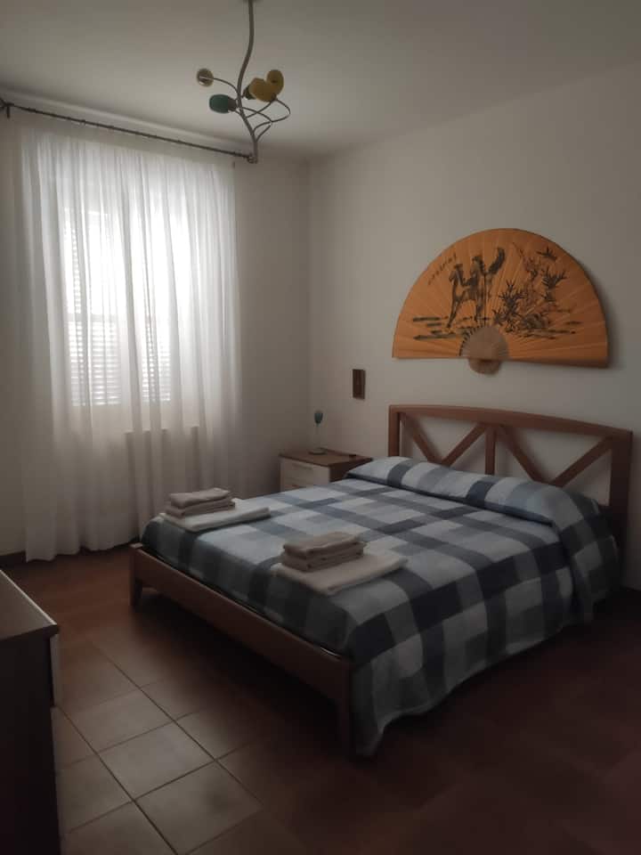 Erstes Doppelzimmer - jedes Zimmer ist für jeden Gast mit einem Satz Handtücher ausgestattet: ein großes; ein mittleres;  ein kleines. 