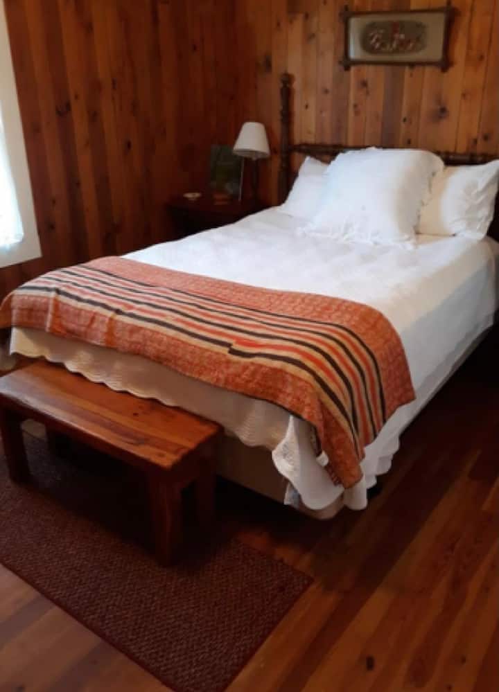 Chambre principale. Draps de haute taille et matelas queen size ! 