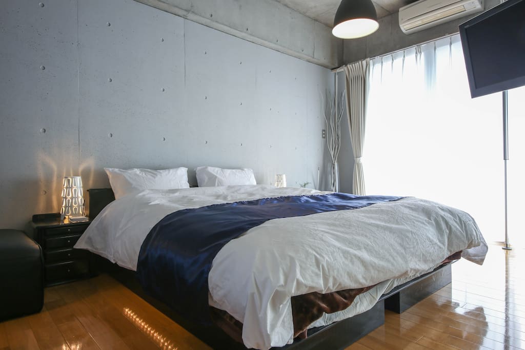 Queen size bed and big monitor