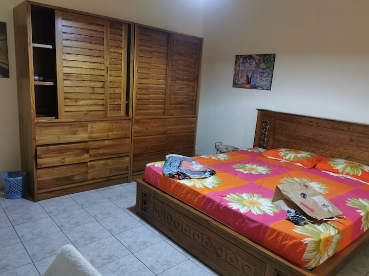 带柚木衣柜的主卧