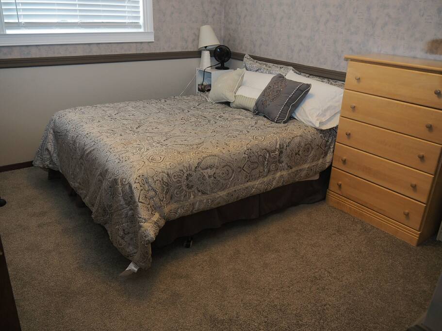 Queen room