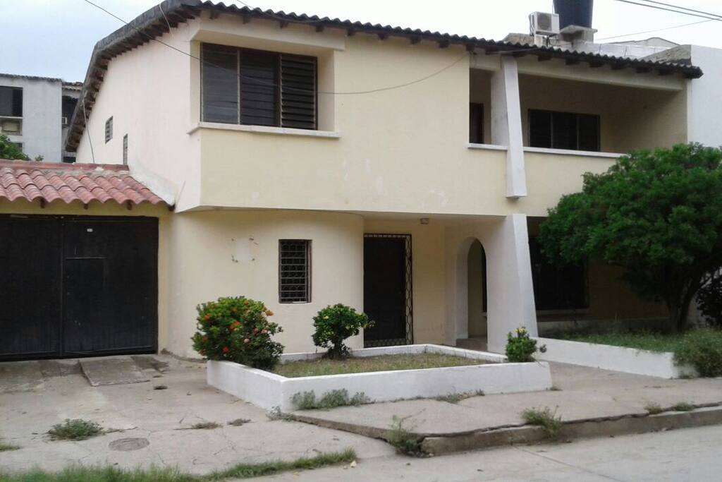 Es una casa familiar grande que queremos volverla un ambiente para viajeros de aventura y estudiantes viajeros. Used to be a big family house that it will be an agreable place for travelers students and backpackers. Be our first guestt you will receive a local breakfast for free.