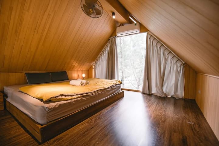 سرير كبير في الطابق الثاني.