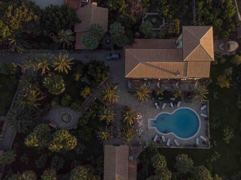 Elegant villa/heated pool /private garden/ hot tub